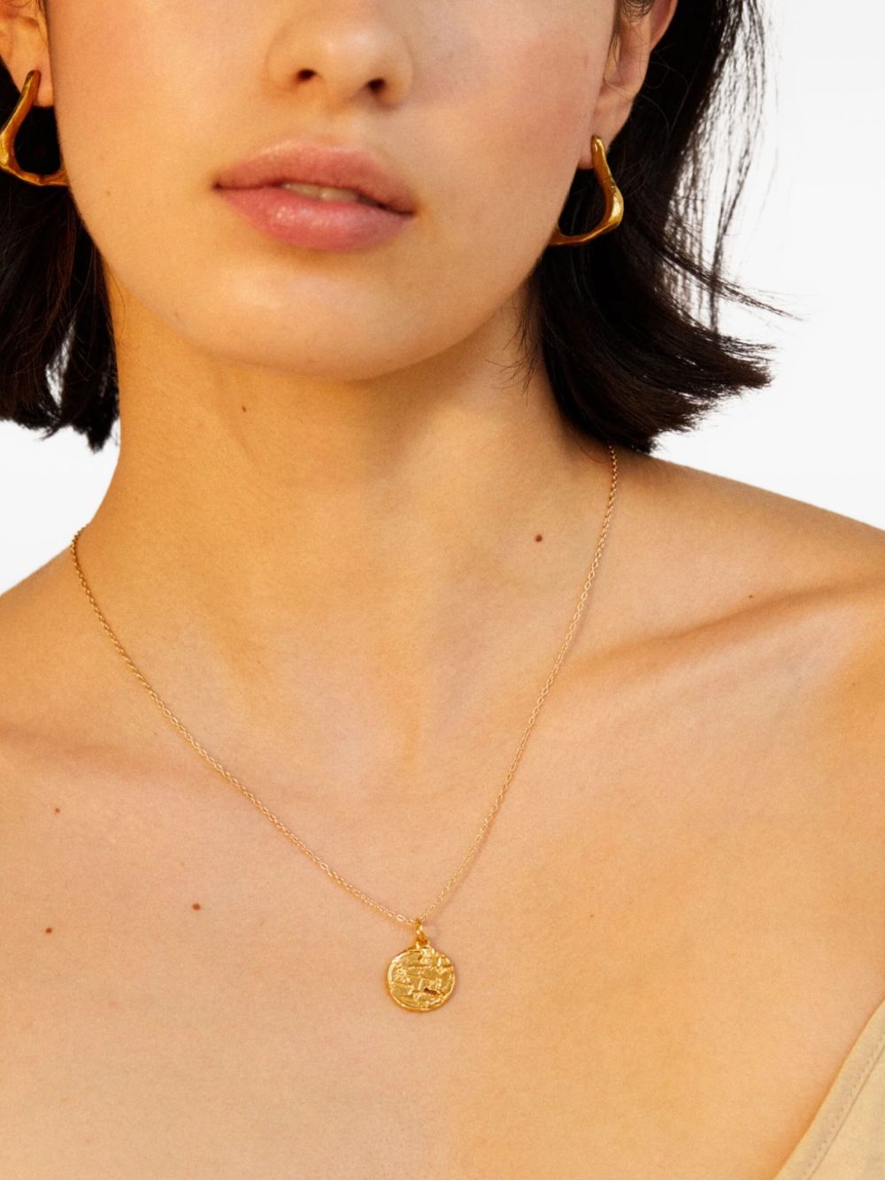 statement-pendant necklace