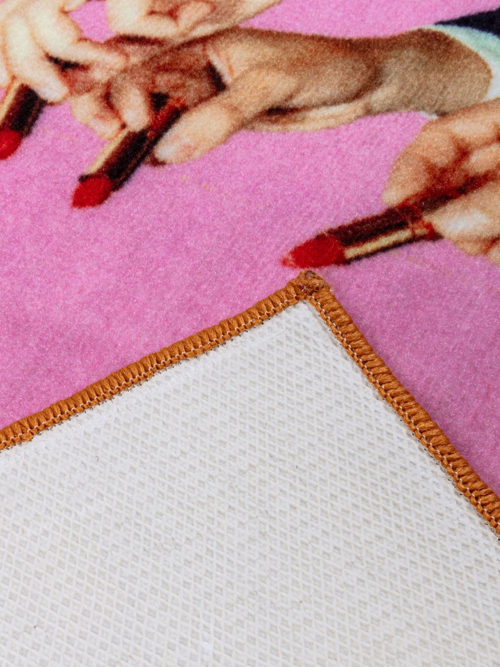 Lipstick graphic-print mat (60x90cm)