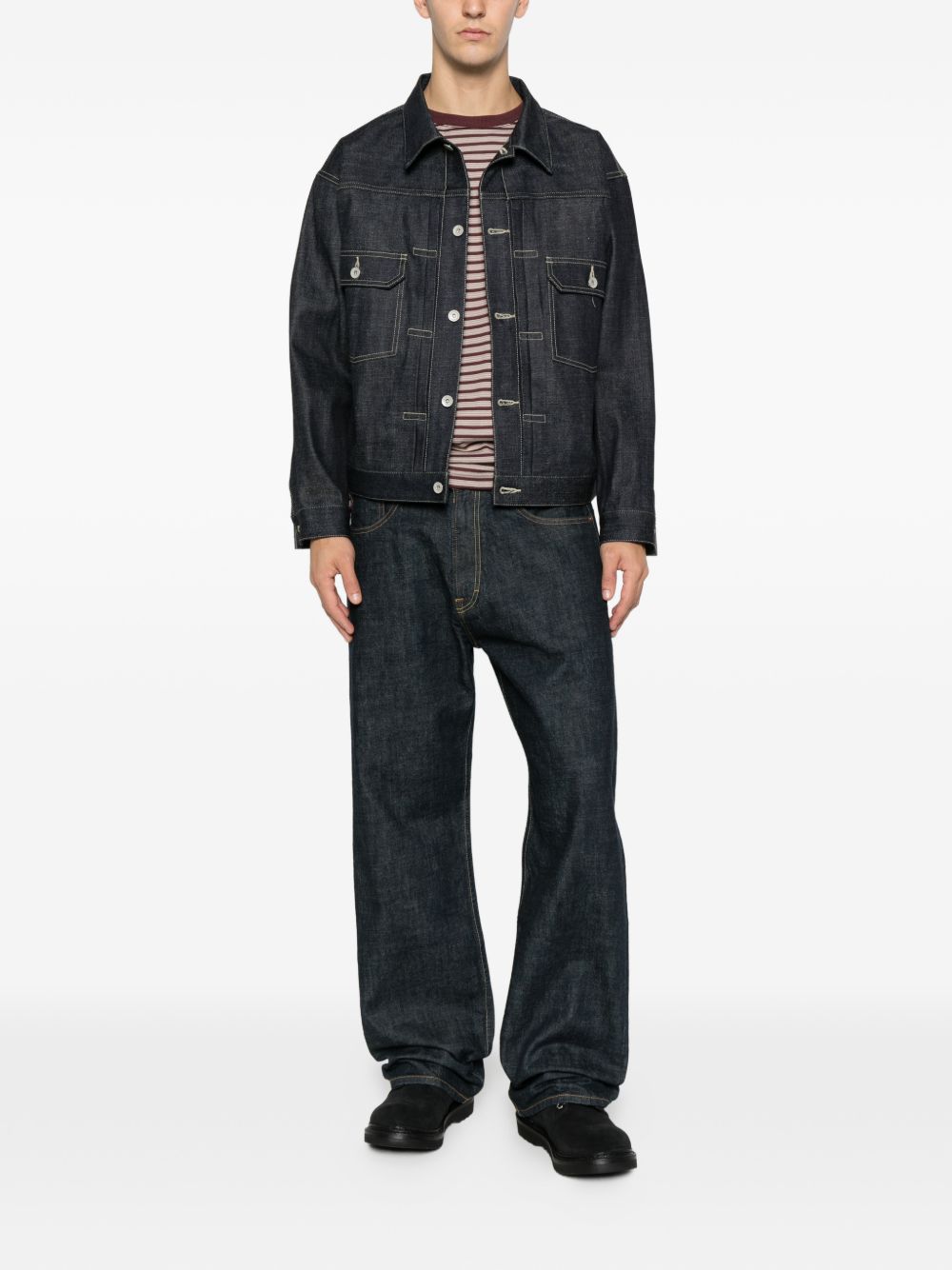 button-fastening denim jacket