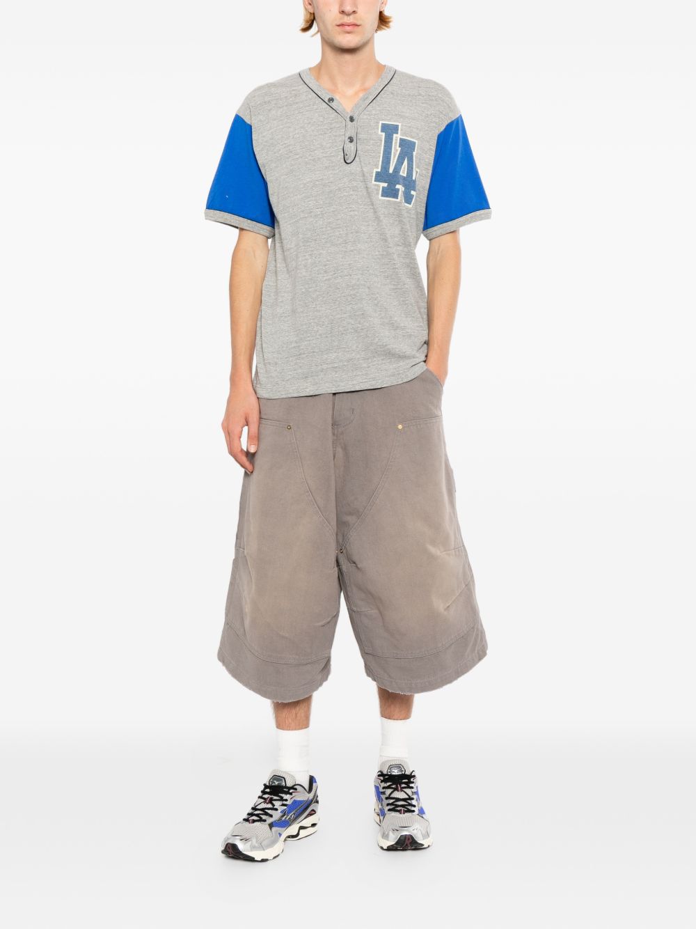 contrast-sleeve henley-neck T-shirt