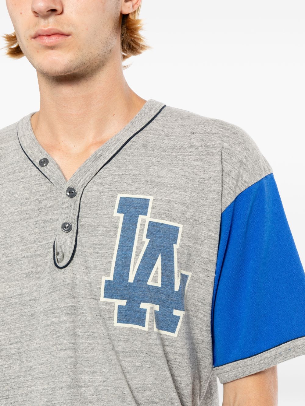 contrast-sleeve henley-neck T-shirt