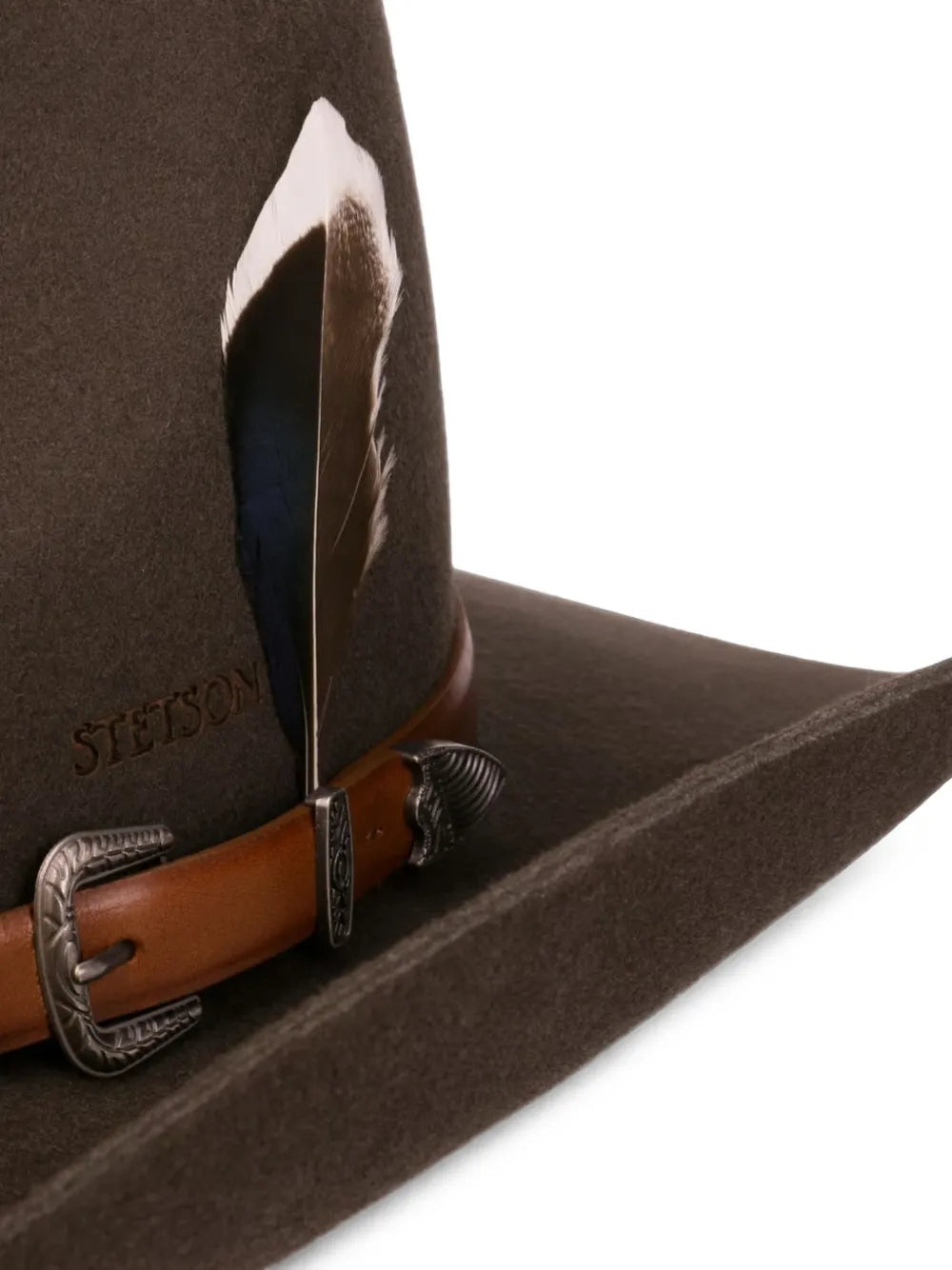 buckle-detail feather-trim hat